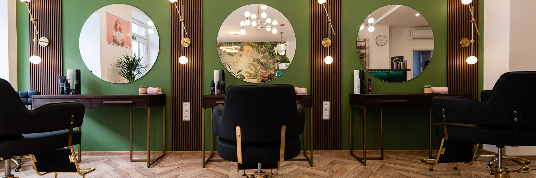 Štýlový interiér kaderníctva s nádychom glamour