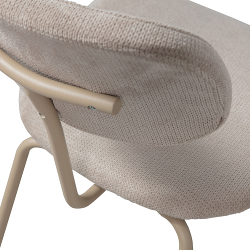 Látka má jemný odtieň a je tkaná
so ženilkovou niťou z kombinovaných vlákien (93% polyester a 7% nylon)