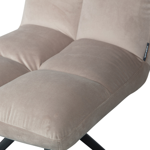 Čalúnené matným lesklým zamatom (100% polyester)