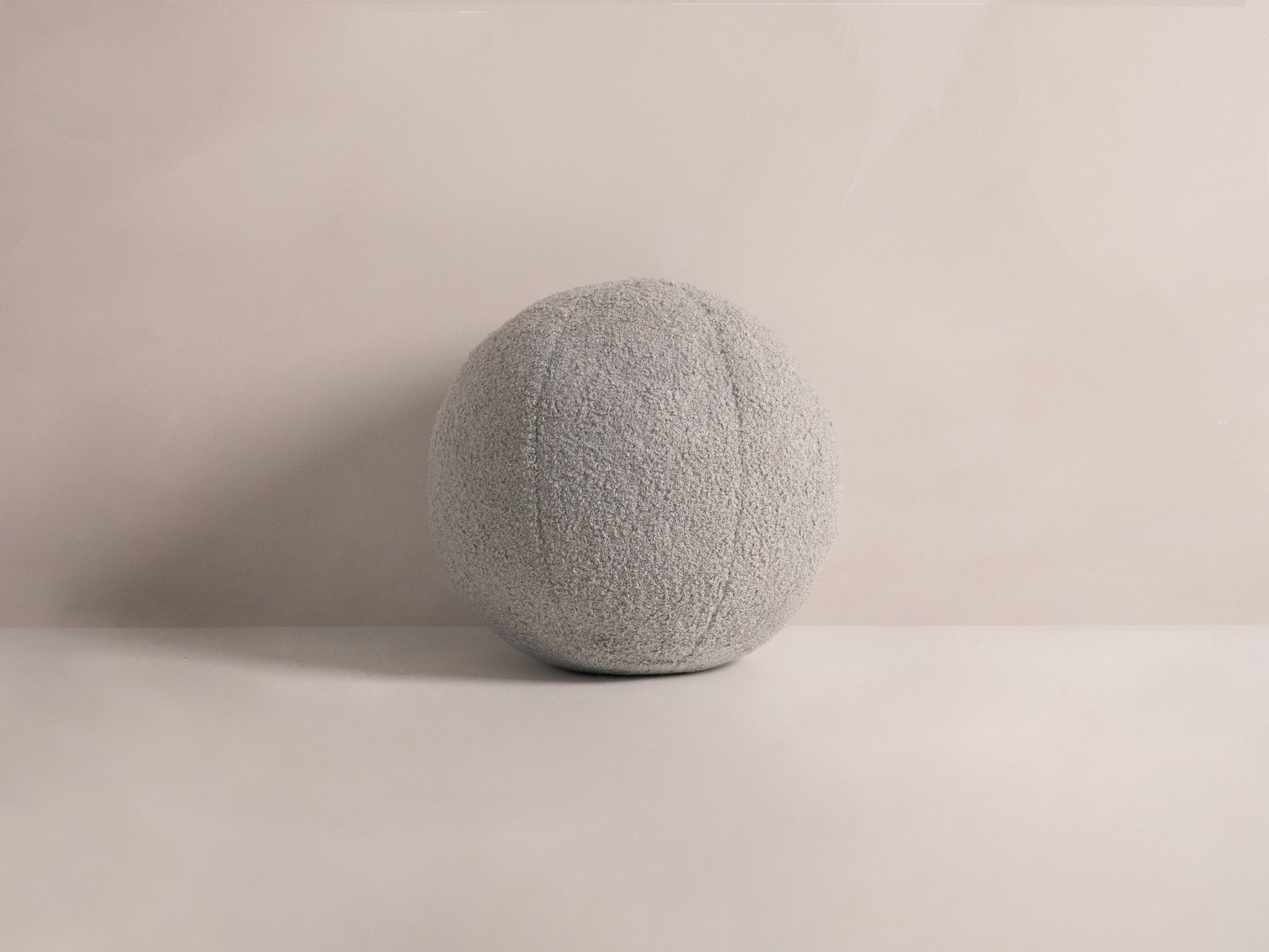 Micadoni Ball dekoratívny vankúš 30 × 30 × 30 cm - Buklé Now or Never 83 (Non83) - SVETLOSIVÁ - 30 × 30 × 30 cm