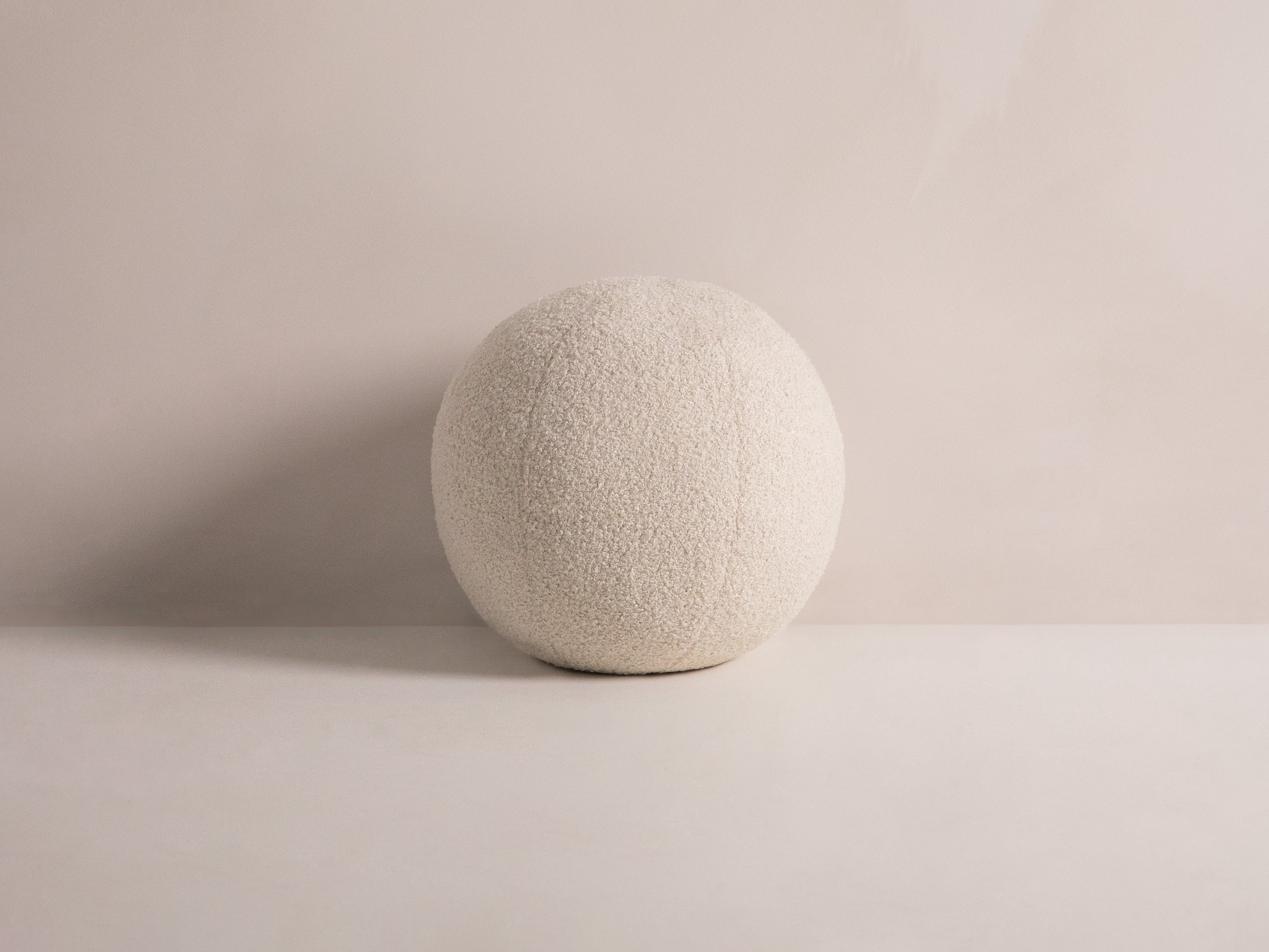 Micadoni Ball dekoratívny vankúš 30 × 30 × 30 cm - Buklé Now or Never 03 (Non03) - BÉŽOVÁ - 30 × 30 × 30 cm