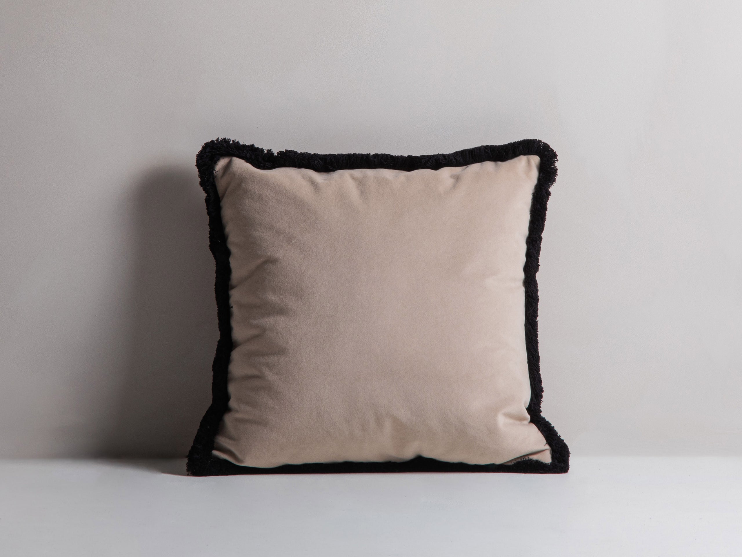 Micadoni Hippy dekoratívny vankúš 45 × 45 × 14 cm - Zamat Matt Velvet 08 + B24 (Mat08b24) - BÉŽOVÁ - 45 × 45 × 14 cm