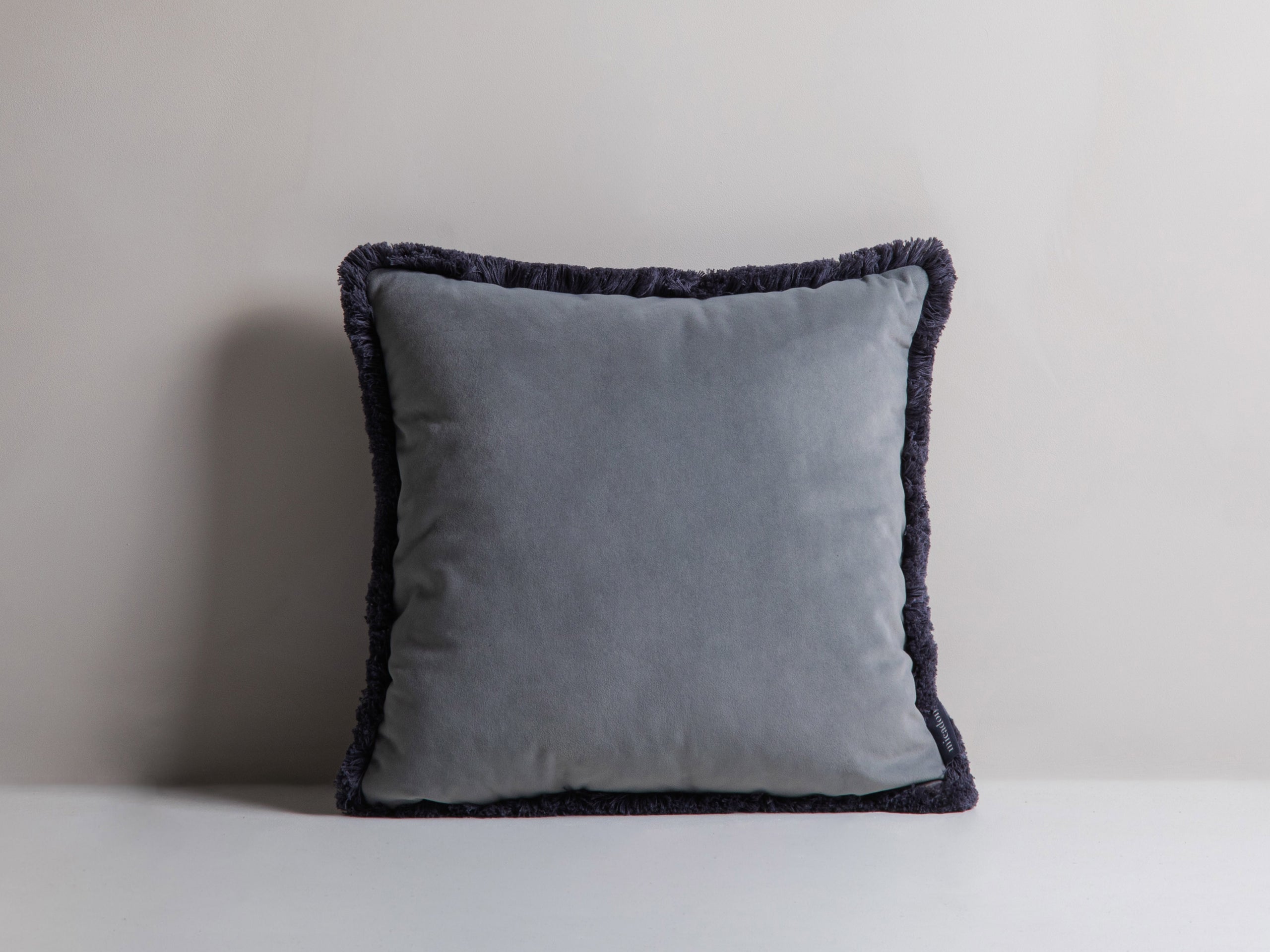 Micadoni Hippy dekoratívny vankúš 45 × 45 × 14 cm - Zamat Matt Velvet 85 + B5 (Mat85b5) - SIVÁ - 45 × 45 × 14 cm