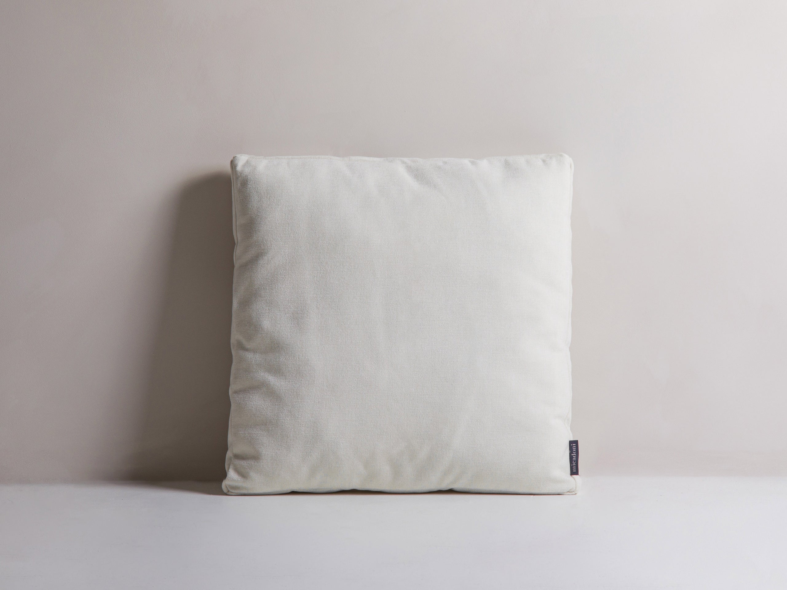 Micadoni Mono dekoratívny vankúš 50 × 50 × 18 cm - Štrukturovaná látka Wind 02 (Win02) - SLONOVINOVÁ - 50 × 50 × 18 cm