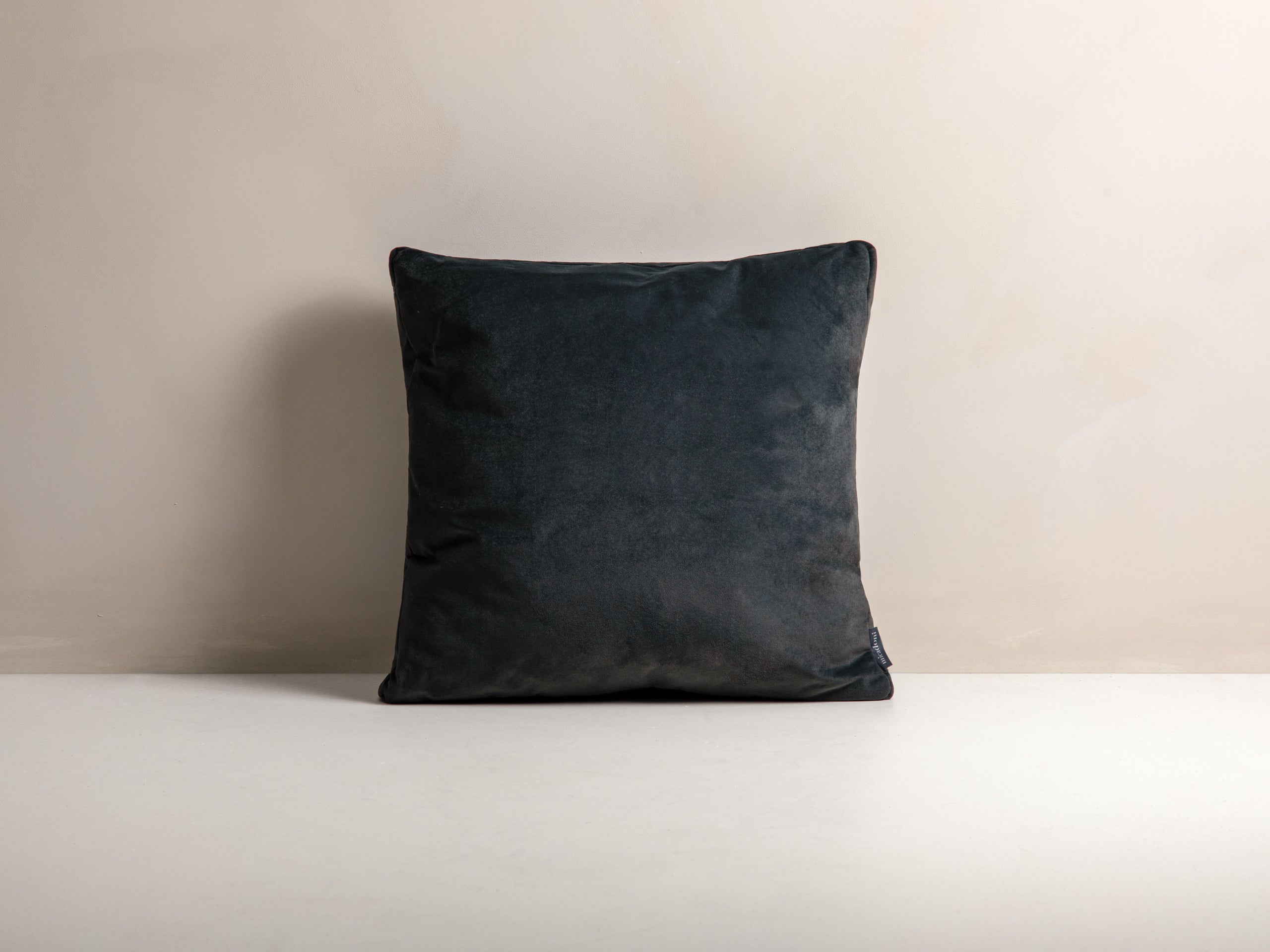 Micadoni Mono dekoratívny vankúš 50 × 50 × 18 cm - Zamat Matt Velvet 97 (Mat97) - TMAVOSIVÁ - 50 × 50 × 18 cm
