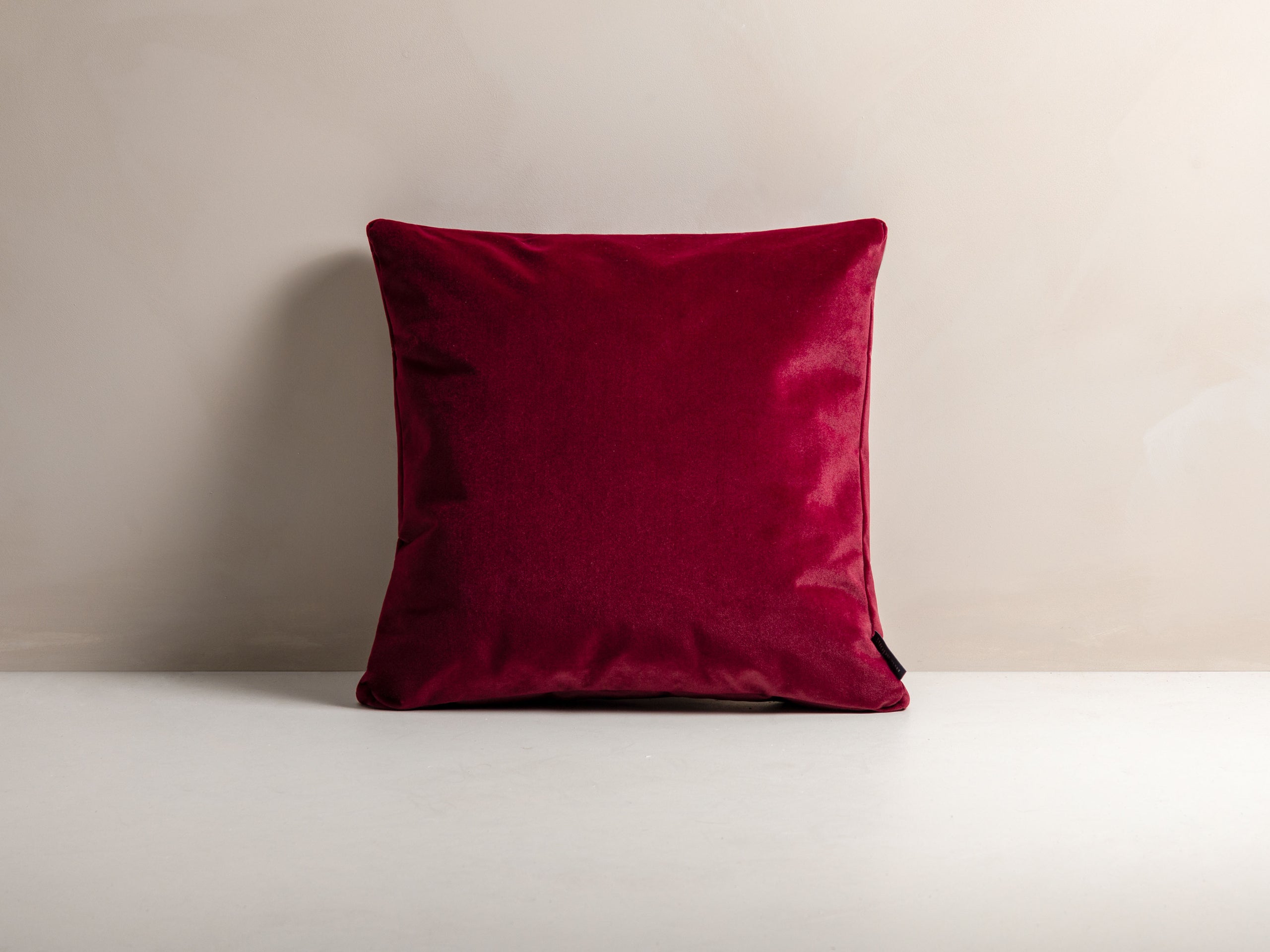 Micadoni Mono dekoratívny vankúš 50 × 50 × 18 cm - Zamat Matt Velvet 68 (Mat68) - TMAVOČERVENÁ - 50 × 50 × 18 cm