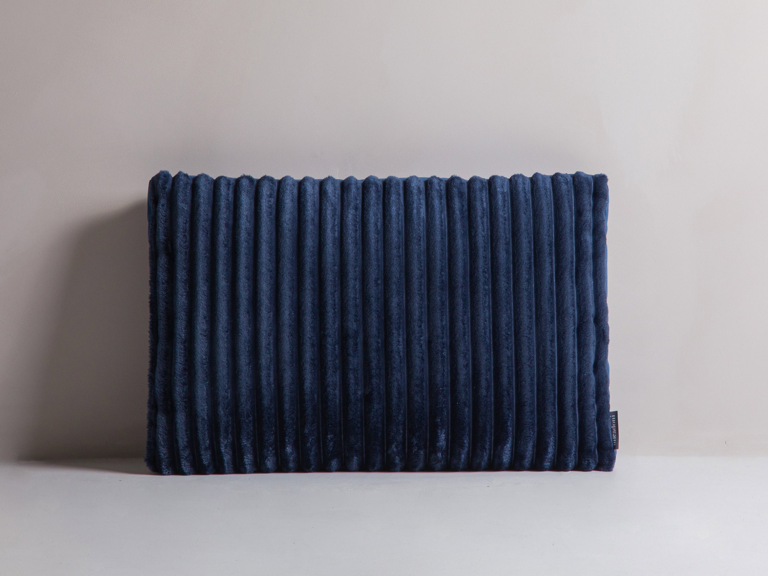 Micadoni Stripy dekoratívny vankúš 60 × 40 × 14 cm - Menčester Tilia 77 (Til77) / Zamat Matt Velvet 74 (Mat74) - NÁMORNÍCKA MODRÁ / MODRÁ - 60 × 40 × 14 cm