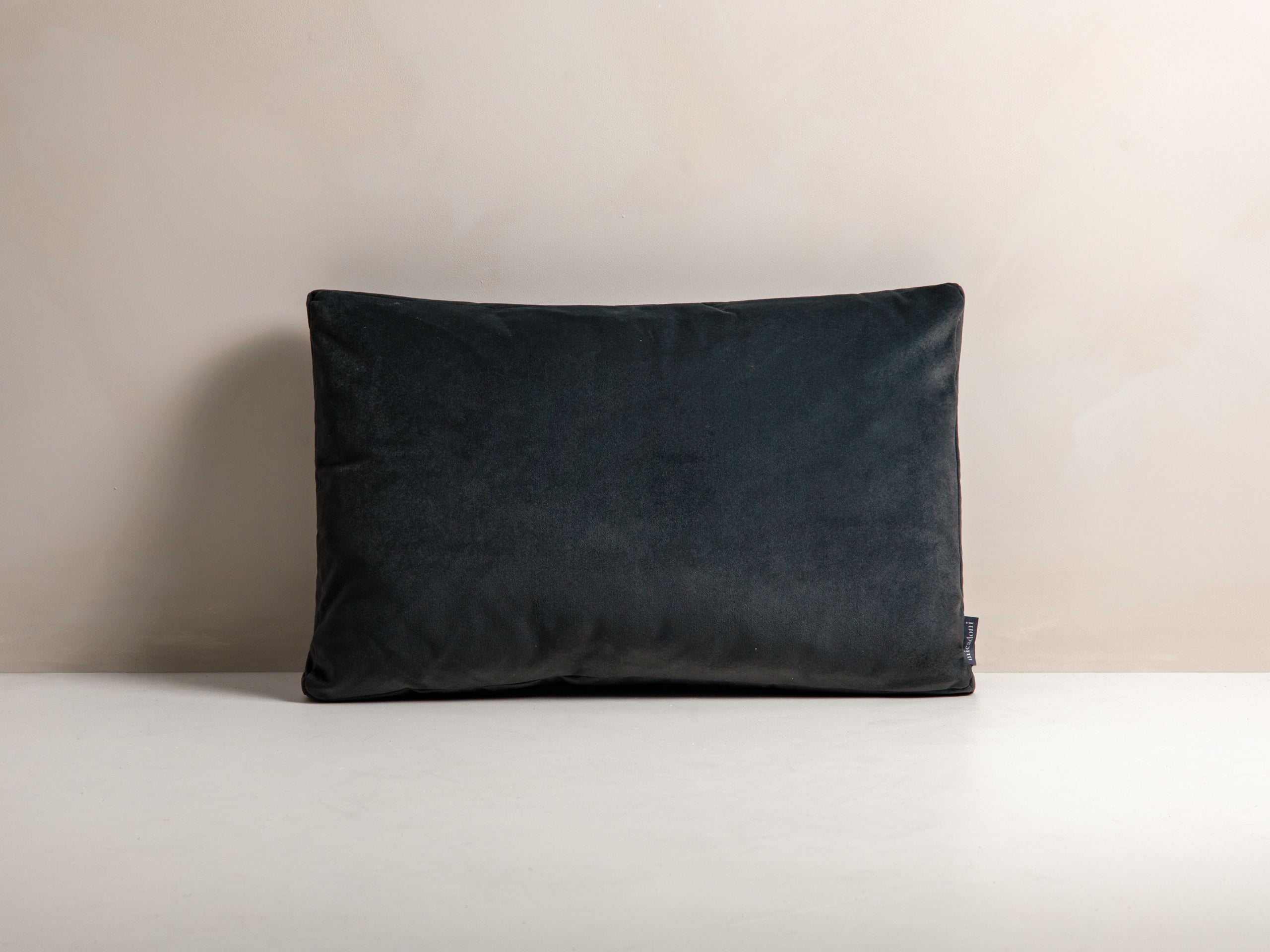 Micadoni Stripy dekoratívny vankúš 60 × 40 × 14 cm - Zamat Matt Velvet 97 (Mat97) - TMAVOSIVÁ - 60 × 40 × 14 cm