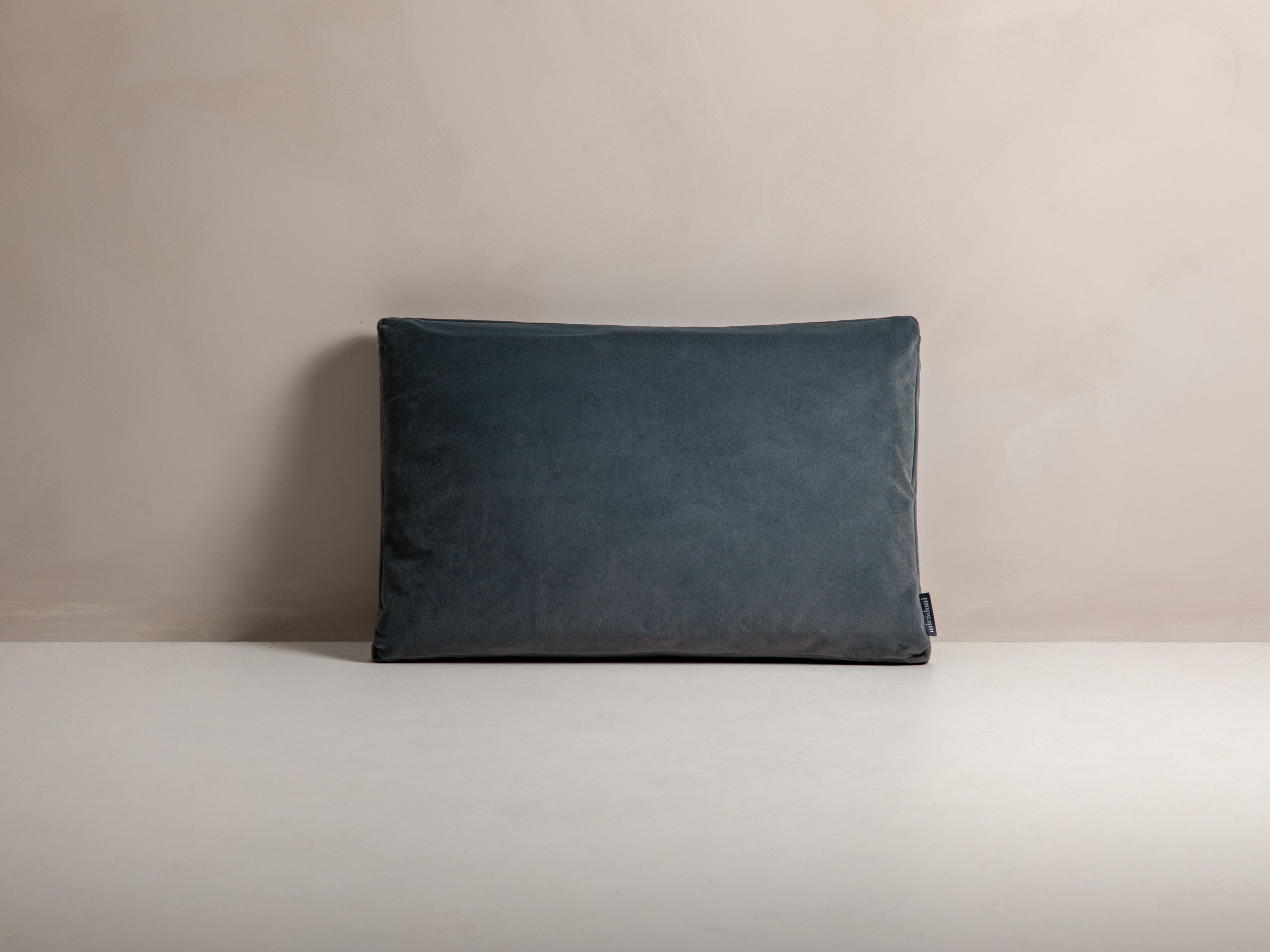 Micadoni Stripy dekoratívny vankúš 60 × 40 × 14 cm - Zamat Matt Velvet 93 (Mat93) - SIVÁ - 60 × 40 × 14 cm