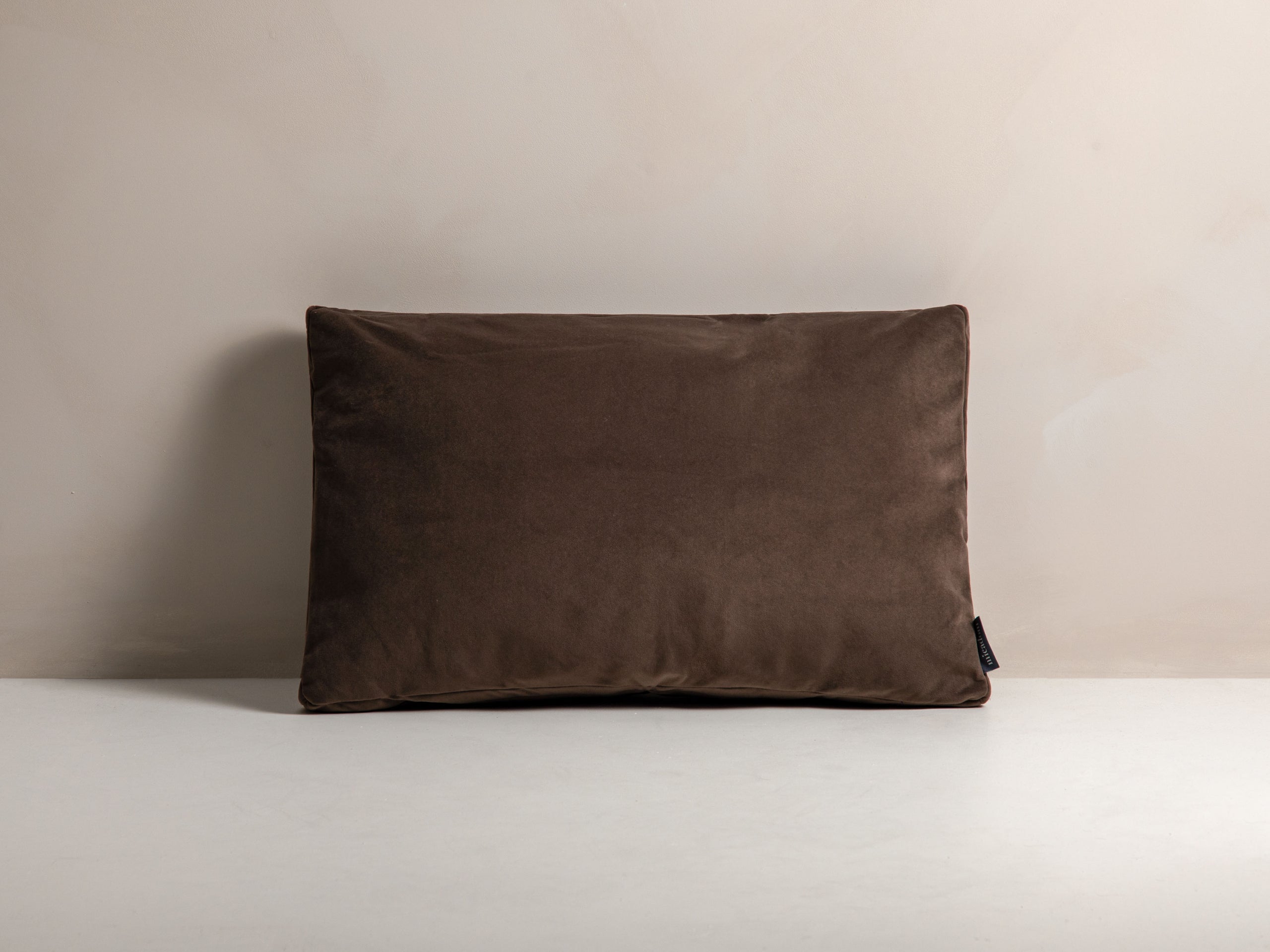 Micadoni Stripy dekoratívny vankúš 60 × 40 × 14 cm - Zamat Matt Velvet 29 (Mat29) - HNEDÁ - 60 × 40 × 14 cm