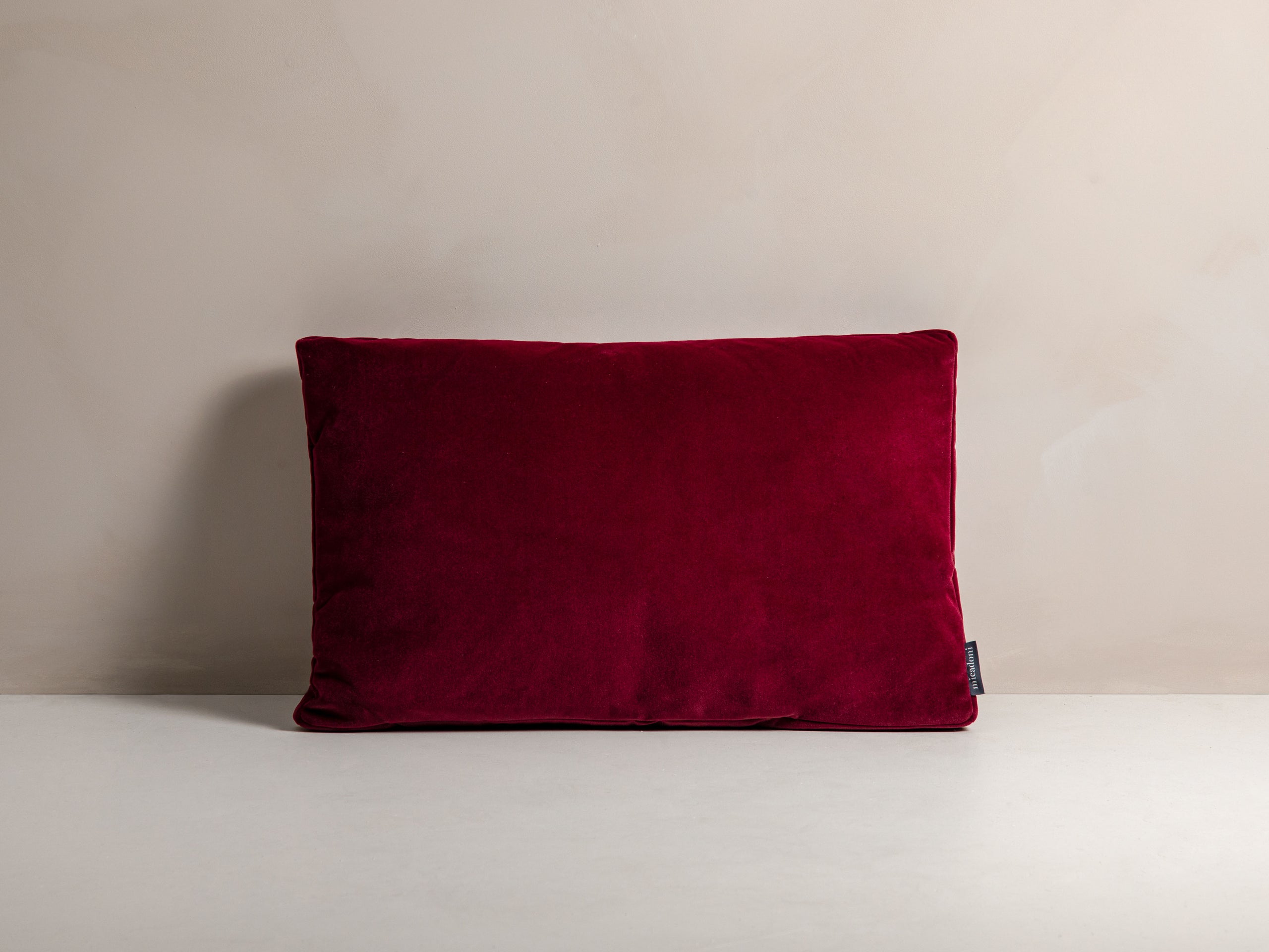 Micadoni Stripy dekoratívny vankúš 60 × 40 × 14 cm - Zamat Matt Velvet 68 (Mat68) - TMAVOČERVENÁ - 60 × 40 × 14 cm