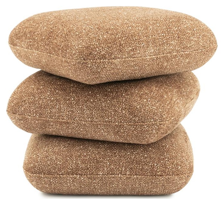 Karamelová čalúnená taburetka By-Boo Pillowscape – trojštvrťový pohľad